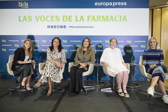 (E-D) A diretora de saúde e InfoSalus da Europa Press, Cristina Velázquez, e as farmacêuticas Cristina Guillén Pino, María José Cejudo Fernández, Raquel Casado Álvaro e Ana Núñez Lapeña, durante a Reunião Informativa da Europa Press e da Bidafarma "Las Vo