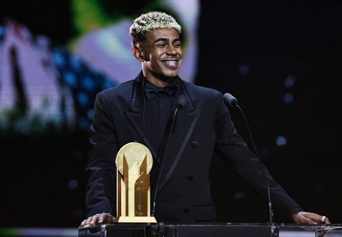 PARIS, Sept. 23, 2025  -- Barcelona's Spanish player Lamine Yamal speaks after receiving the Kopa Trophy for the best under-21 player during the 2025 Ballon d'Or France Football award ceremony at the Theatre du Chatelet in Paris, France, on Sept. 22, 2025