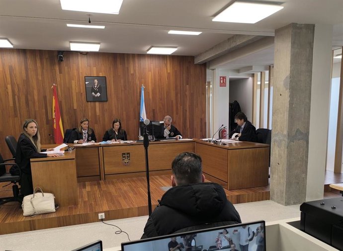 El acusado de arrojar cocaína sobre dos policías locales en un hotel de Vigo acepta 3 años de cárcel por tráfico de drogas y resistencia, y quedará en libertad provisional