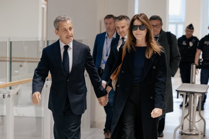 September 25, 2025, Paris, France, France: Former French president Nicolas Sarkozy with his wife Carla Bruni arrives for the verdict in his trial for illegal campaign financing from Libya for his successful 2007 presidential bid, at the Tribunal de 