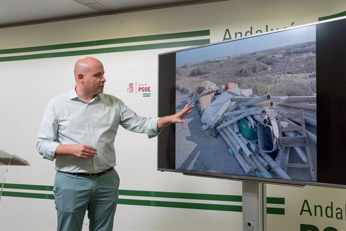 El senador del PSOE de Almería, Antonio Martínez, muestra una imagen del estado actual en el Parque Natural Cabo de Gata-Níjar.