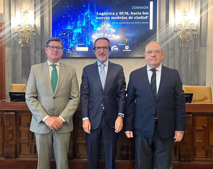 EL delegado de Movilidad del Ayuntamiento de Sevilla, Álvaro Pimentel; el presidente de UNO Logística, Francisco Aranda, y el  presidente de la Comisión de Movilidad de la CES y de APROCOM, Tomás González.