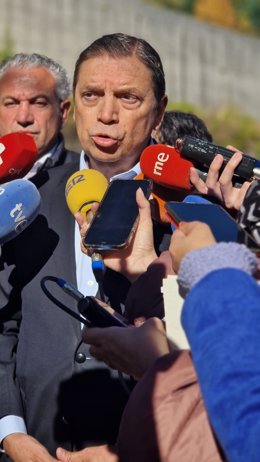 El ministro de Agricultura, Pesca y Alimentación, Luis Planas, tras la visita realizada a la ganadería Diego Morcuende en Tremor de Arriba (León).