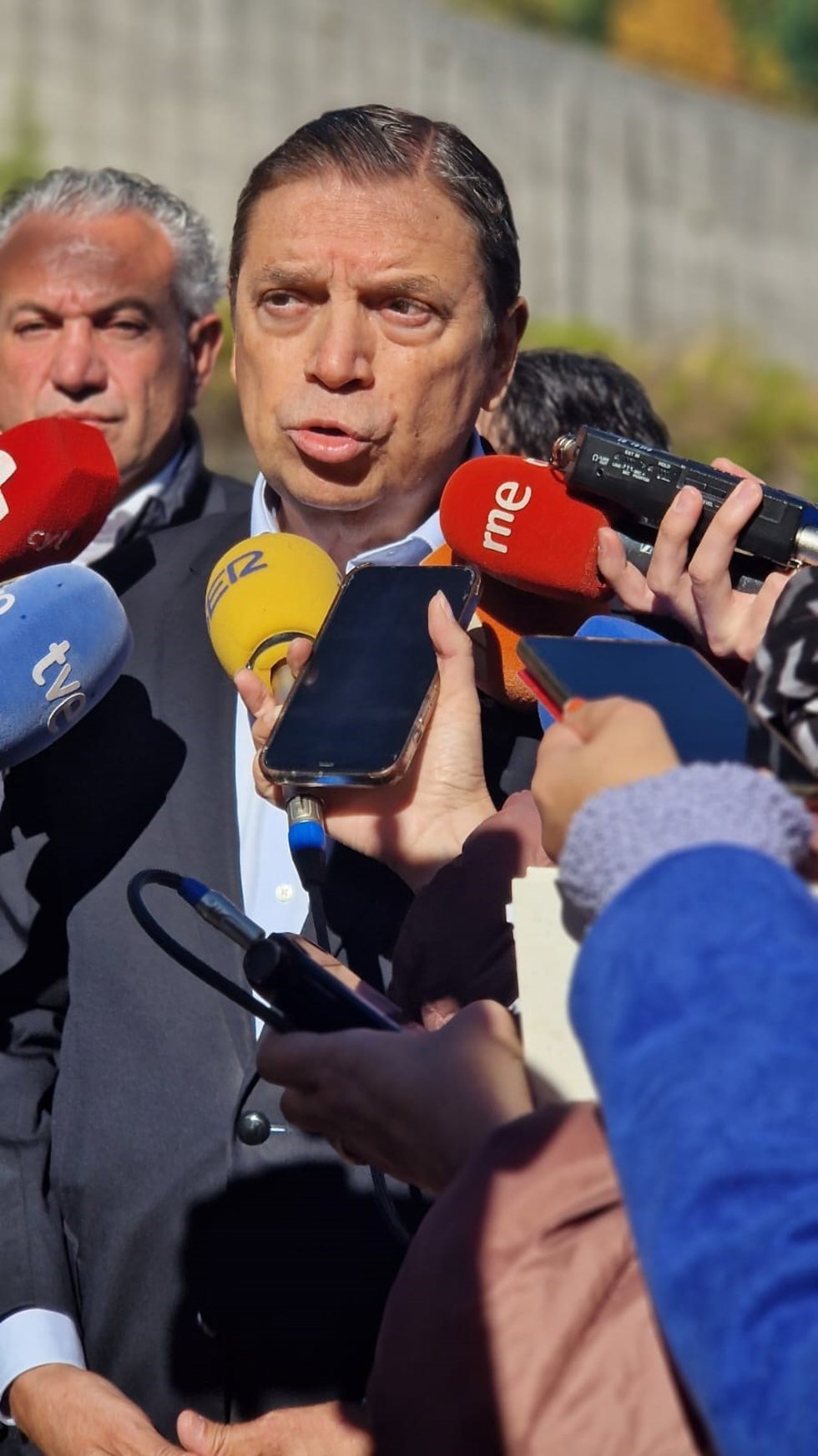 El ministro de Agricultura, Pesca y Alimentación, Luis Planas, tras la visita realizada a la ganadería Diego Morcuende en Tremor de Arriba (León).