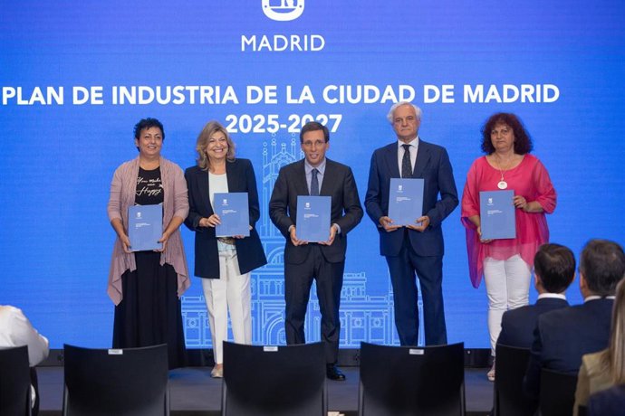Firma del acuerdo entre el Ayuntamiento, la Confederación Empresarial de Madrid-CEOE (CEIM) y los sindicatos CCOO y UGT sobre el 'Plan de Industria de la Ciudad de Madrid 2025-2027'