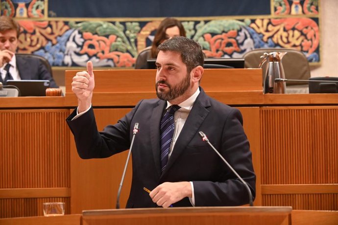 El portavoz de VOX en las Cortes de Aragón, Alejandro Nolasco, interviene durante el segundo día del debate de política general sobre el estado de la Comunidad Autónoma de Aragón.