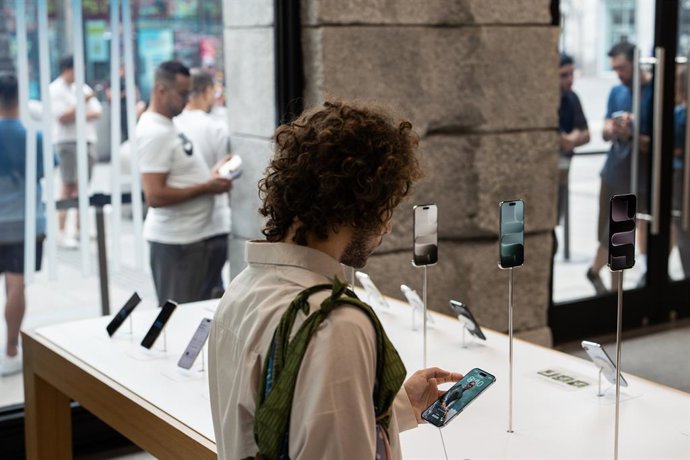 Detalhe de um iPhone 17 durante o lançamento dos novos produtos da Apple na Apple Store da Puerta del Sol, em 19 de setembro de 2025, em Madri (Espanha). Esse lançamento apresenta um novo design, potência superior com o chip A19 Pro,