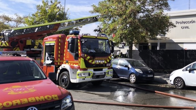 Un camión de Bomberos de la Comunidad de Madrid atendiendo un incendio en la sede de la agrupación municipal de Protección Civil en Rivas-Vaciamadrid