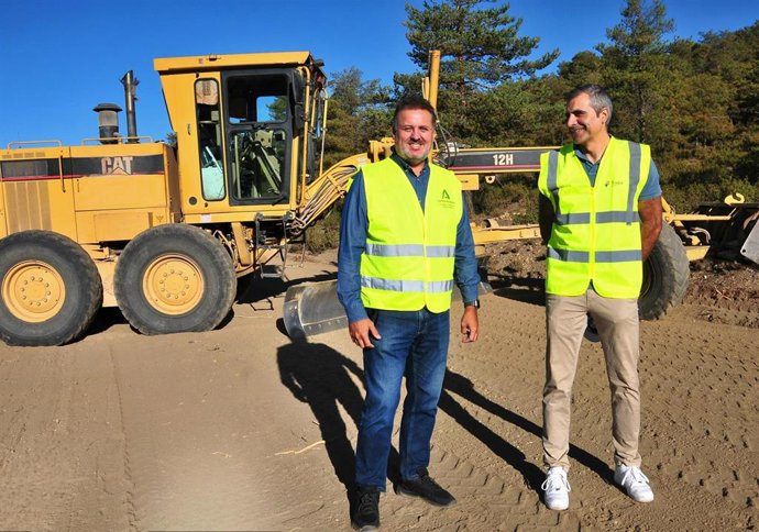 El delegado territorial de Sostenibilidad y Medio Ambiente de la Junta en Granada, Manuel Francisco García, en el centro en la imagen