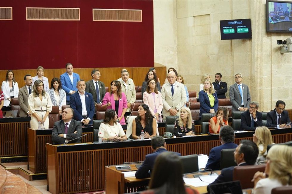 Diputados del PSOE-A guardan un minuto de silencio en el Parlamento andaluz por el "genocidio" en Gaza.