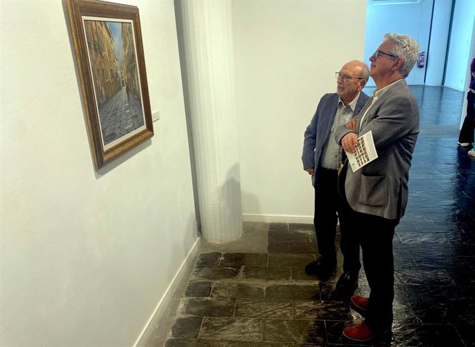 El autor, Antonio González, ante una de sus obras en la Sala de Exposiciones de La Salina.