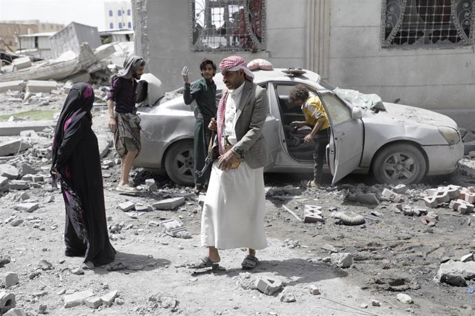 Archivo - Ciudadanos yemeníes entre escombros tras un bombardeo de Estados Unidos el pasado abril.