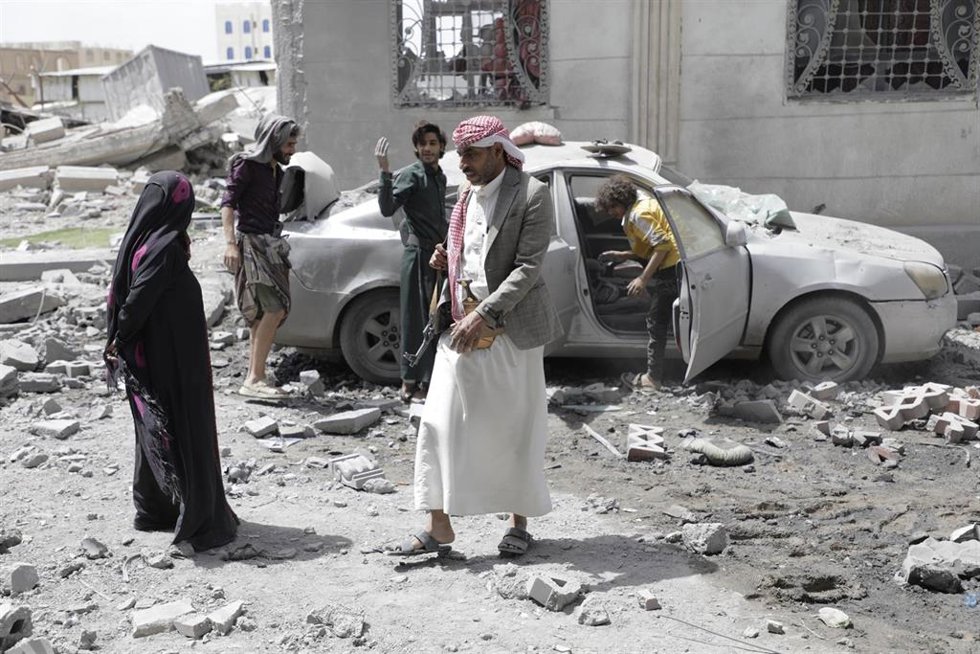 Archivo - Ciudadanos yemeníes entre escombros tras un bombardeo de Estados Unidos el pasado abril.