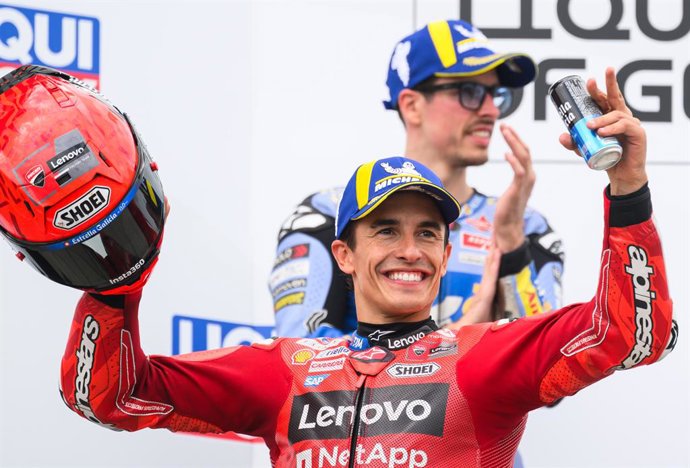 Archivo - 13 July 2025, Saxony, Hohenstein-Ernstthal: Spanish motorcycle racer Marc Marquez of the Ducati Lenovo Team celebrates on the podium after winning the MotoGP race at the German Grand Prix at Sachsenring, alongside second-placed fellow Spaniard A