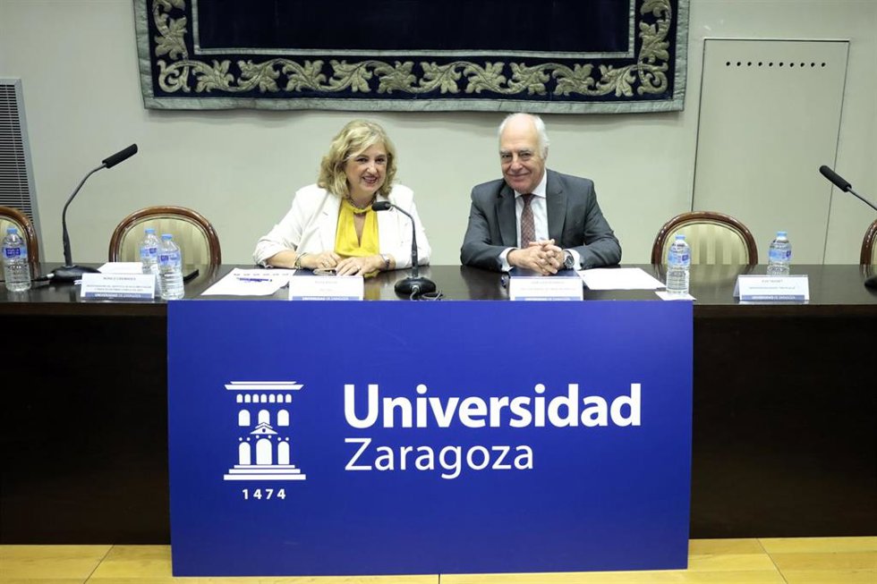 La rectora de la Universidad de Zaragoza, Rosa Bolea, y el director general de Fundación Ibercaja, José Luis Rodrigo.