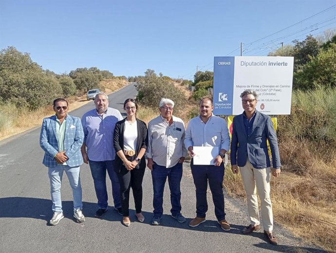 El delegado de Infraestructuras, Sostenibilidad y Agricultura de la Diputación de Córdoba, Andrés Lorite (dcha.), en su visita a Adamuz.