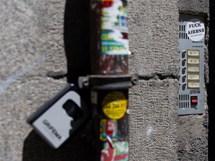 Archivo - Caja de seguridad para las llaves de una piso de alquiler turístico, a 17 de junio de 2024, en Madrid (España). 