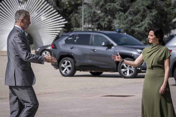 Archivo - El Rey Felipe VI, y la presidenta de la Comunidad de Madrid, Isabel Díaz Ayuso, llegan a la sesión 'Princesa de Girona Inspira', en el Rectorado de la Universidad Rey Juan Carlos