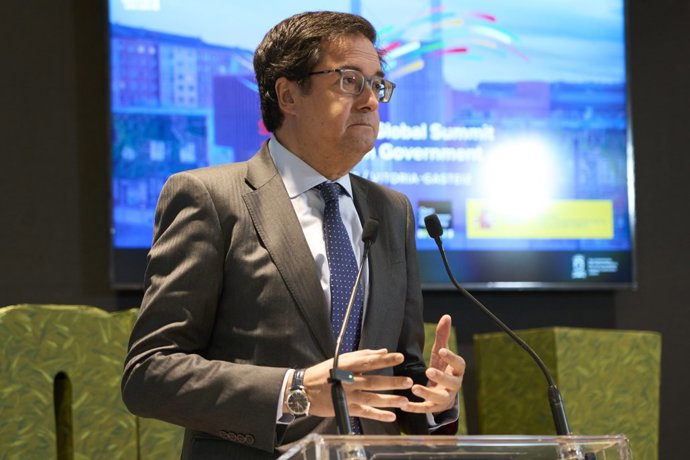 El ministro para la Transformación Digital y de la Función Pública, Óscar López, presenta la IX Cumbre Global de la Alianza Abierta, En el Palacio Europa, a 25 de septiembre de 2025, en Vitoria-Gasteiz, Álava, País Vasco (España).