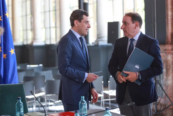 Archivo - El presidente de la Junta, Juanma Moreno (i), junto al presidente de la Confederación de Empresarios de Andalucía (CEA), Javier González de Lara (d), tras la Mesa de Diálogo Social. A 07 de abril de 2025, en Sevilla.