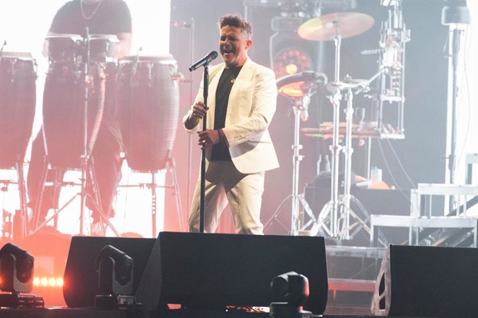 Archivo - El cantante Alejandro Sanz durante un concierto en el Wanda Metropolitano, a 4 de junio de 2022, en Madrid (España).
