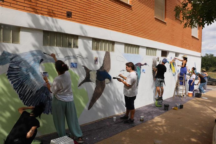 El artistas junto con el equipo artístico