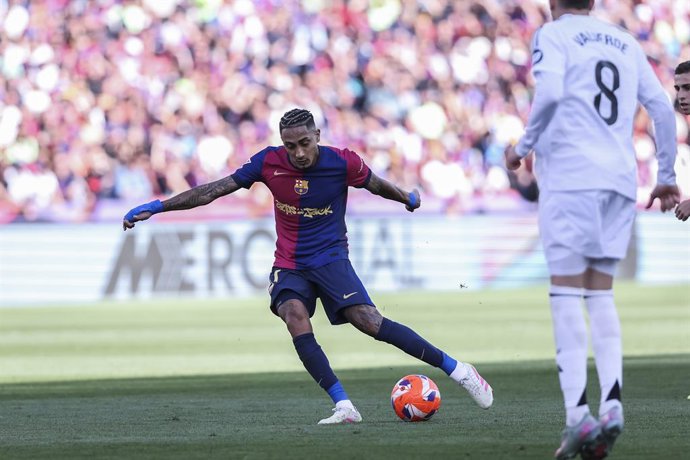 Archivo - Raphinha Dias Belloli of FC Barcelona in action during the Spanish league, La Liga EA Sports, football match played between FC Barcelona and Real Madrid at Estadi Olimpic Lluis Companys on May 11, 2025 in Barcelona, Spain.