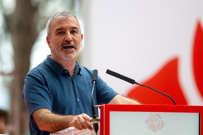 El alcalde de Barcelona, Jaume Collboni, interviene durante la Fiesta de la Rosa del PSC, a 21 de septiembre de 2025, en Gavà, Barcelona.