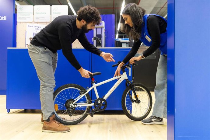 Decathlon impulsa su modelo de alquiler con recogida en una hora para bicis infantiles.