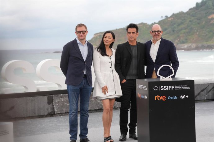 A equipe do filme Ballad of small player, de Edward Berger, no Festival de San Sebastian.