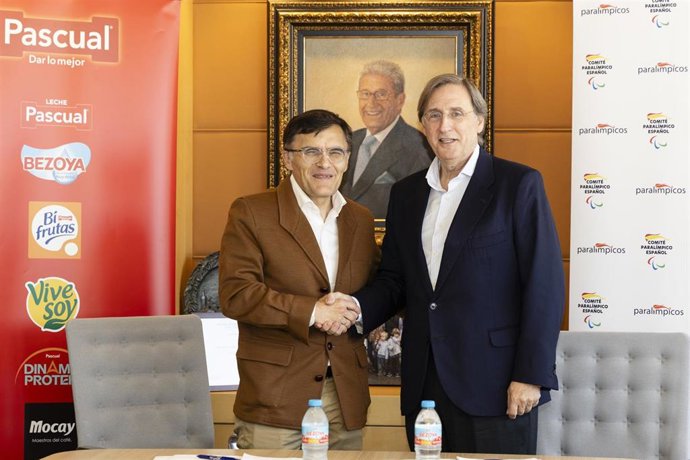 Alberto Durán (izda) y Tomás Pascual Gómez-Cuétara tras firmar el acuerdo de renovación entre Pascual y el CPE para el Plan ADOP 2025-2028