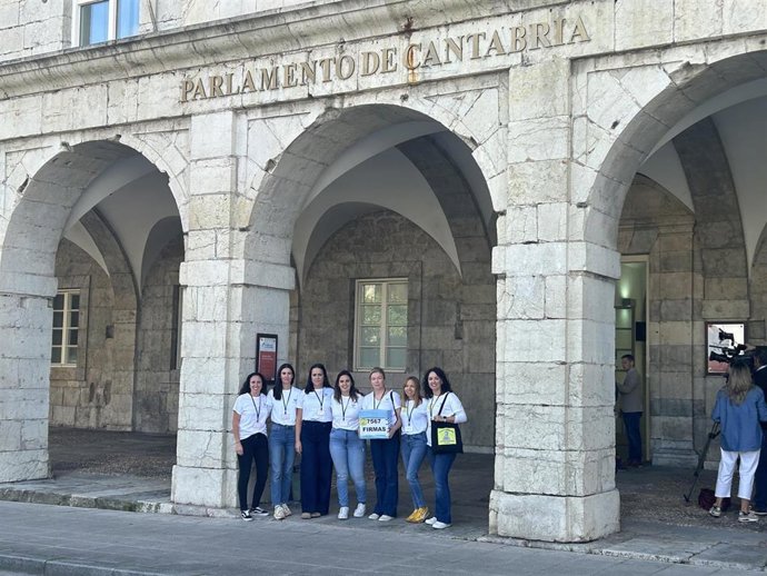 Las enfermeras entregan las firmas en el Parlamento.