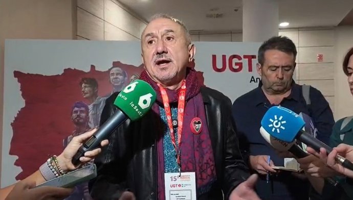 El secretario general de UGT, Pepe Álvarez, atiende a los periodistas.