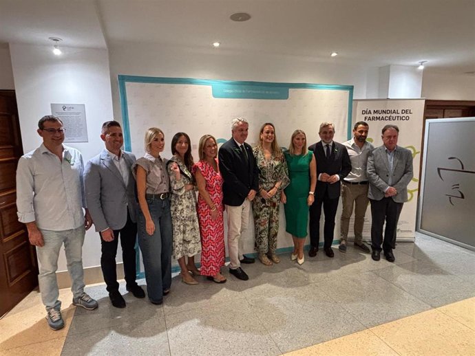 Representantes institucionales y del Colegio de Farmacéuticos de Almería durante el acto conmemorativo del Día Mundial del Farmacéutico.