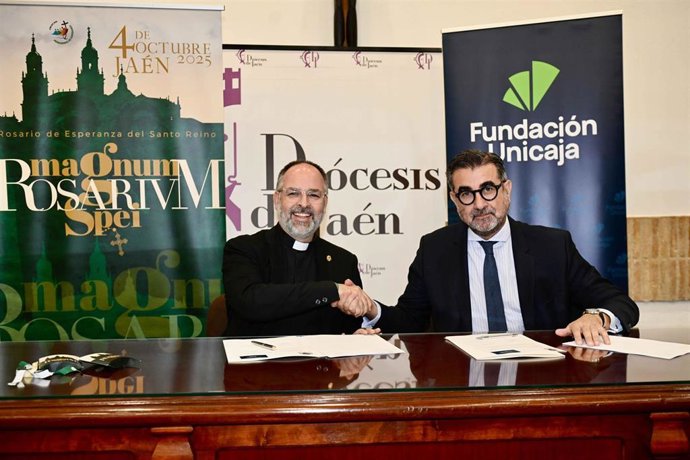 El director de Actividades Culturales de la Fundación Unicaja, José María Luna, y el provicario general de la Diócesis de Jaén, José Antonio Sánchez, tras la firma del acuerdo de colaboración