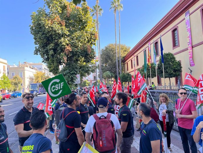 Manifestación de sindicatos este jueves por la situación del Consorcio de Bomberos de Sevilla frente a la Diputación.