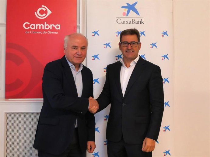 El director territorial de CaixaBank en Catalunya, Josep Maria Gonzàlez, y el presidente de la Cámara de Girona, Jaume Fàbregas.