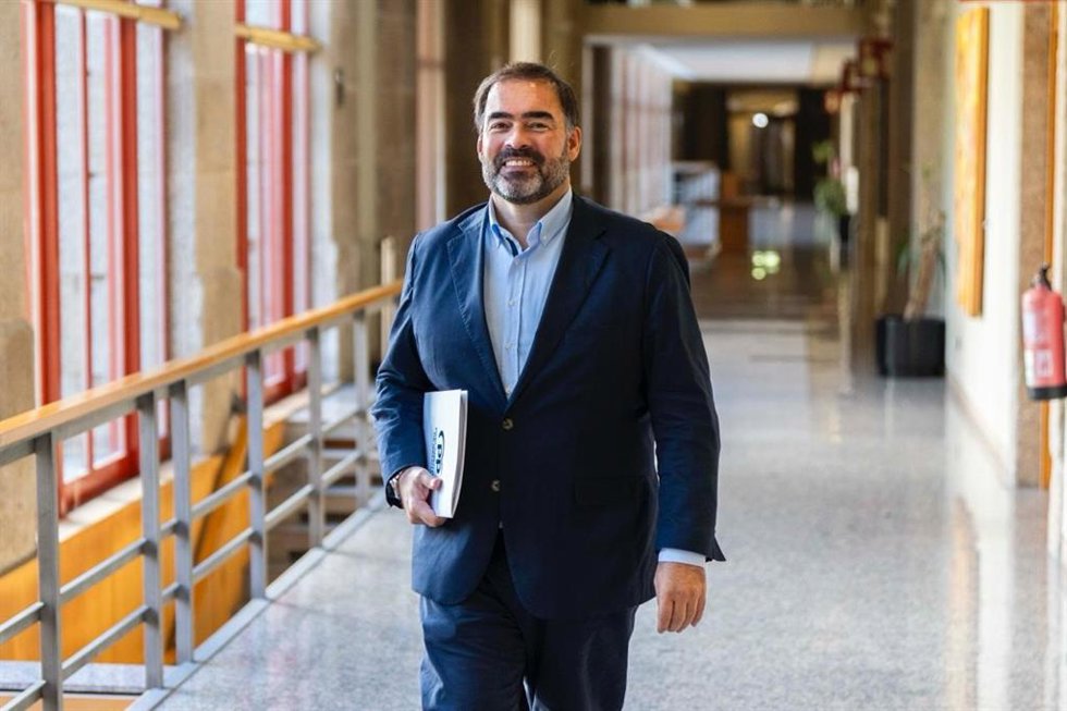 El portavoz parlamentario del PPdeG, Alberto Pazos, en los pasillos de la Cámara.