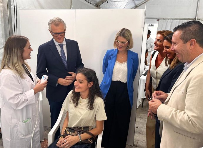 El consejero de Salud, Juan José Pedreño, participa en las actividades organizadas por el colegio de Farmacéuticos acompañado de la directora general de Atención Primaria, María José Marín.
