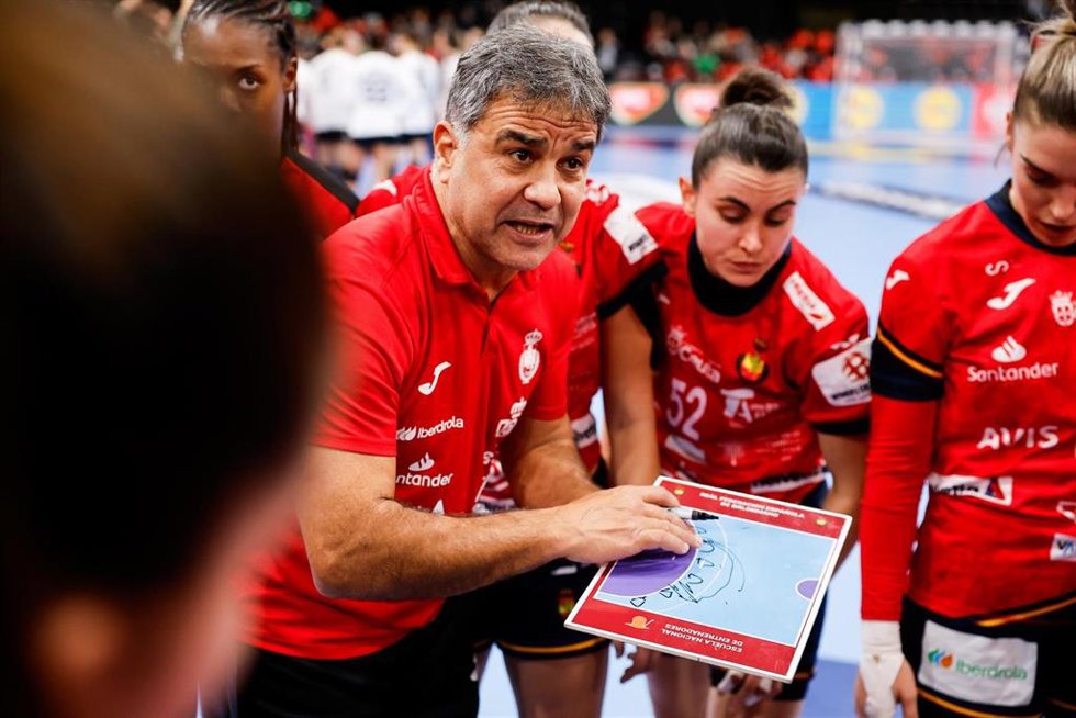 Archivo - El seleccionador nacional femenino de balonmano Ambros Martín da instrucciones durante un partido