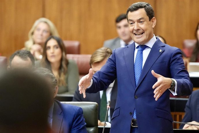 El presidente de la Junta de Andalucía, Juanma Moreno, este jueves en el Pleno del Parlamento.