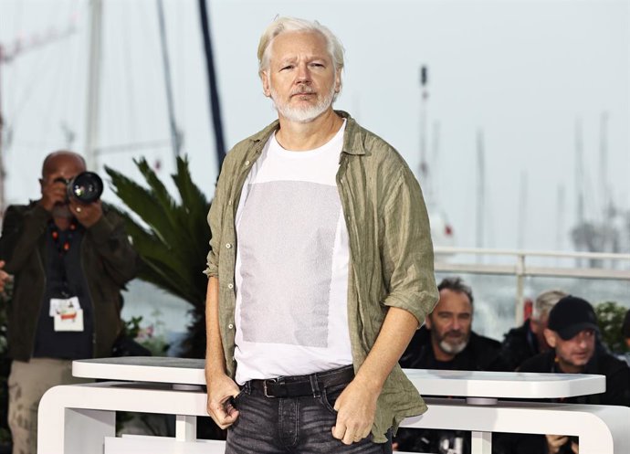 Archivo - CANNES, May 20, 2025  -- WikiLeaks founder Julian Assange poses during a photocall for the film "The Six Billion Dollar Man" at the 78th edition of the Cannes Film Festival in Cannes, southern France, May 20, 2025.,Image: 1001355900, License: Ri