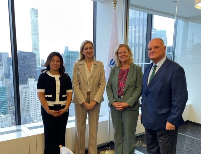 Los responsables de ACNUR y la Fundación La Caixa tras la firma del acuerdo este viernes.