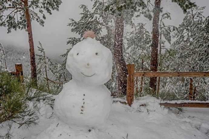 Archivo - (Foto De ARCHIVO) Un Muñeco De Nieve Durante El Temporal De Nieve En La Sierra De Madrid