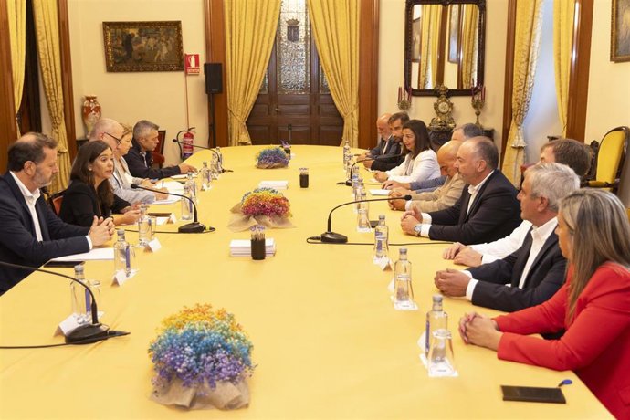 Reunión en A Coruña sobre el sistema aeroportuario