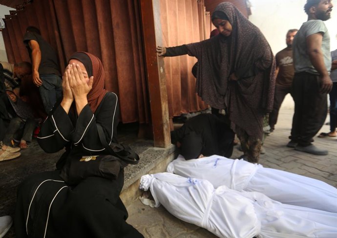 September 24, 2025, Gaza City, Gaza Strip, Palestinian Territory: Palestinians mourn over the bodies of people killed in an Israeli army attack on the Zaitoun neighborhood in southern Gaza City, to perform funeral prayers in front of Al-Ahly Hospital in G