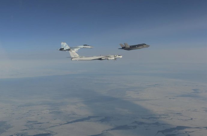 Archivo - Imagen de archivo de varios aviones estadounidenses interceptando cazas rusos.