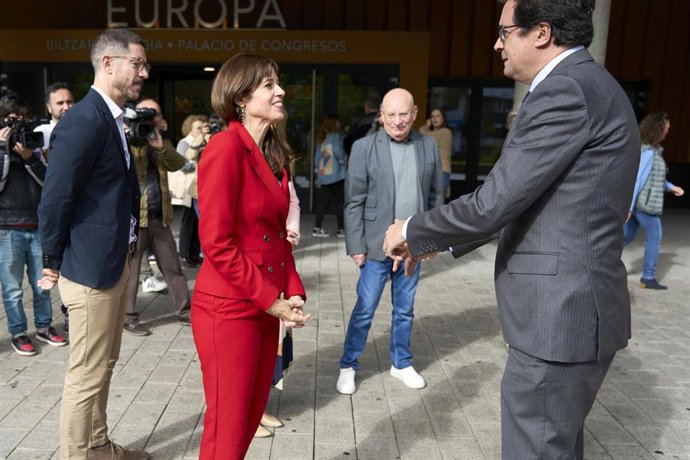 El ministro para la Transformación Digital y de la Función Pública, Óscar López, y la alcaldesa de Vitoria,-Gasteiz, Maider Etxebarria, presentan la IX Cumbre Global de la Alianza Abierta, En el Palacio Europa, a 25 de septiembre de 2025, en Vitoria-Gaste