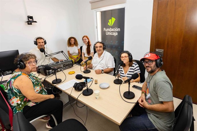 Participantes de Radio Aspapros, junto a representantes de Fundación Unicaja, durante una de las grabaciones del programa en la sede de la asociación en Almería.