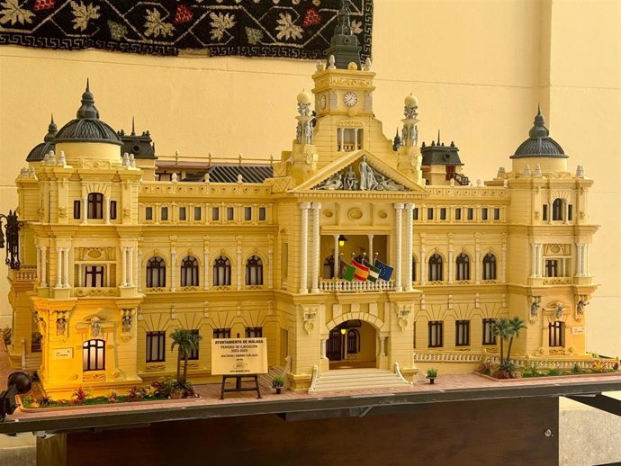 El Ayuntamiento de Málaga capital expone una reproducción de la Casona del Parque realizada en hierro forjado